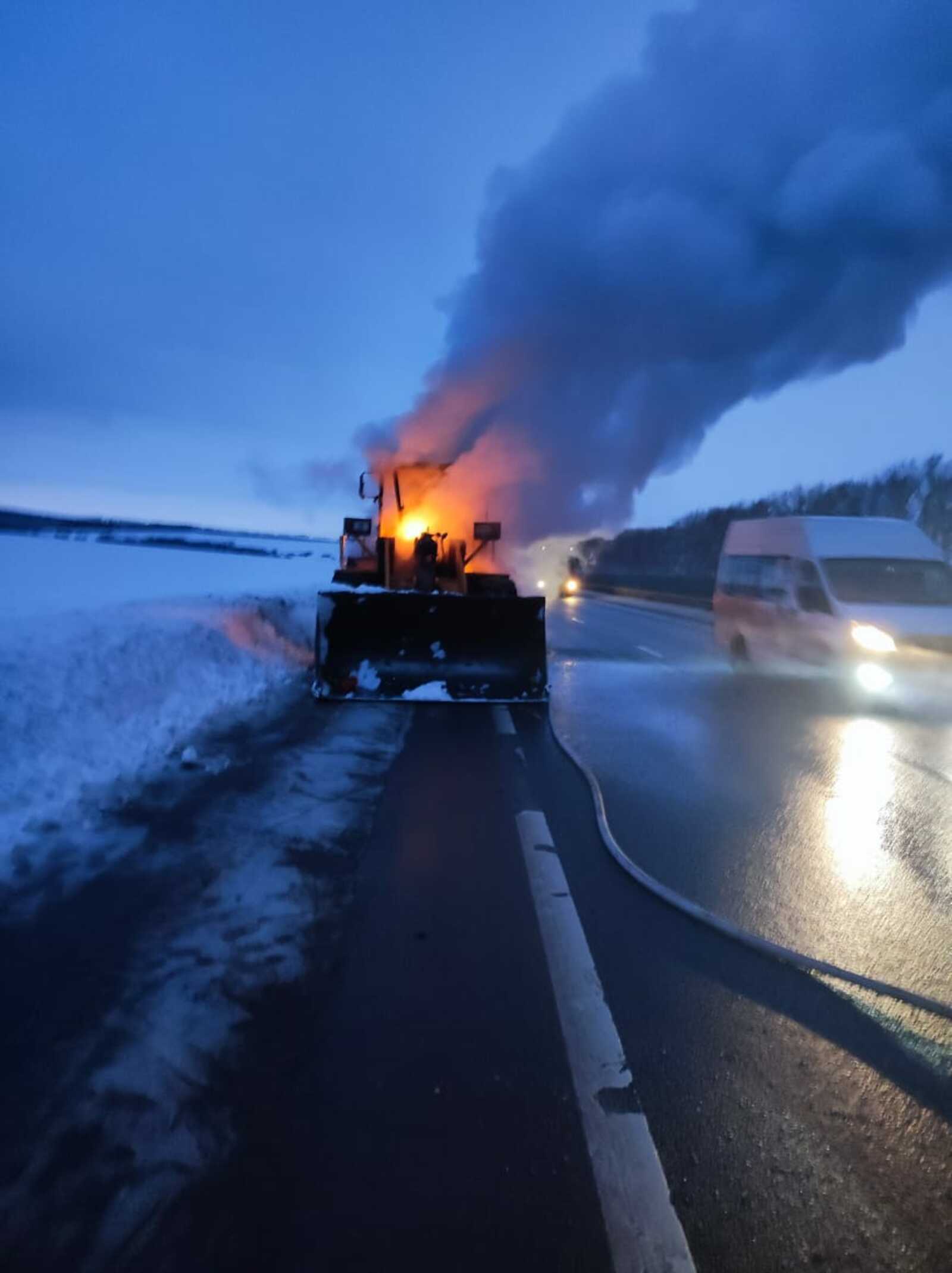 В одном из районов Башкортостана загорелся трактор на ходу.