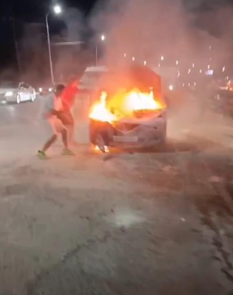 В Уфе во время движения загорелся автомобиль