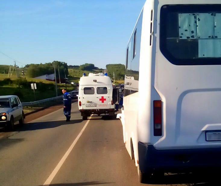 На трассе в Башкирии в ДТП с участием микроавтобуса погиб водитель Daewoo Nexia