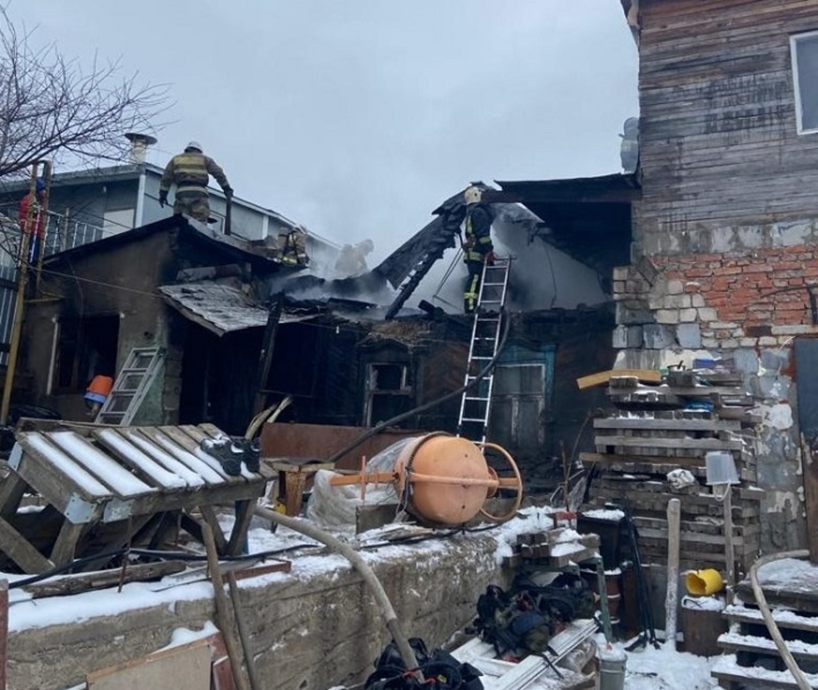 В Уфе сгорел дом, жильцам нашли временное пристанище