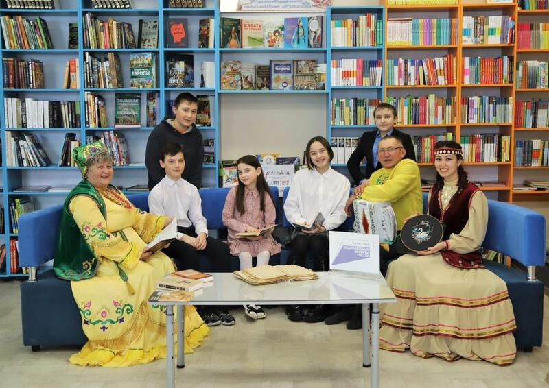 Связь поколений: в Старокалмашевской сельской модельной библиотеке продолжают традиции ковроткачества