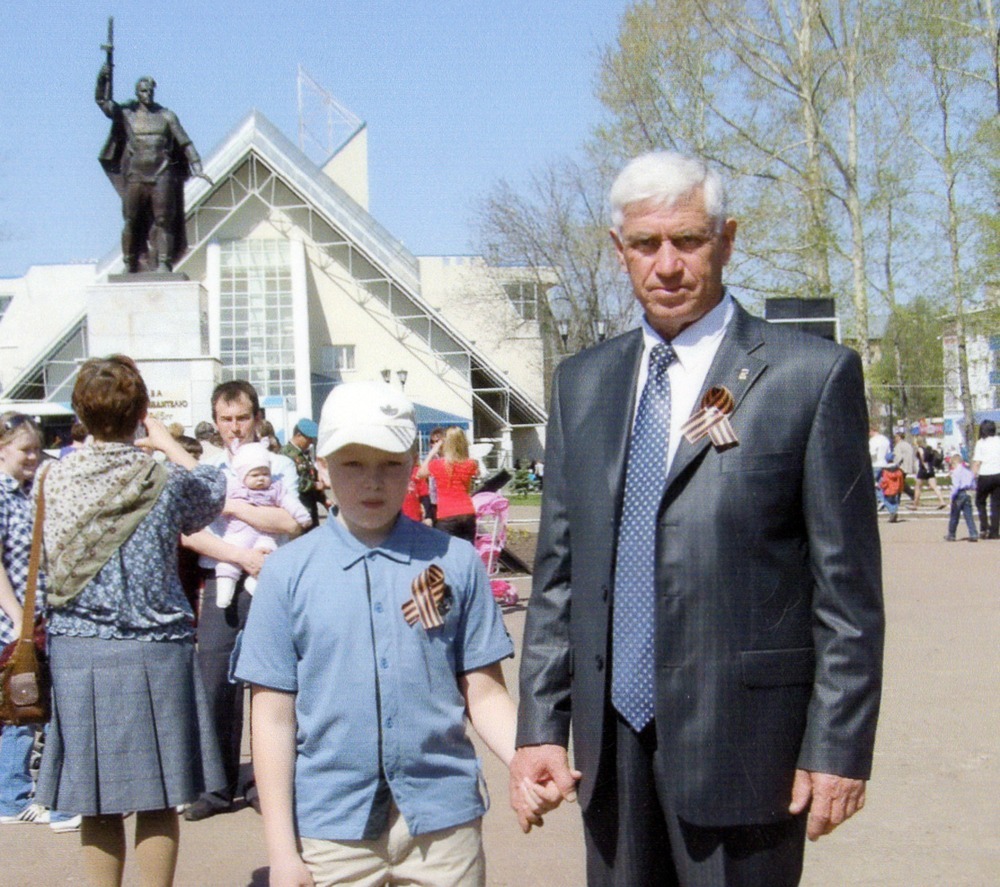 Фото из семейного архива Г.Ш.Шайдуллина. 2011 год. Г.Ш.Шайдуллин с внуком Антоном на Дне Победы.