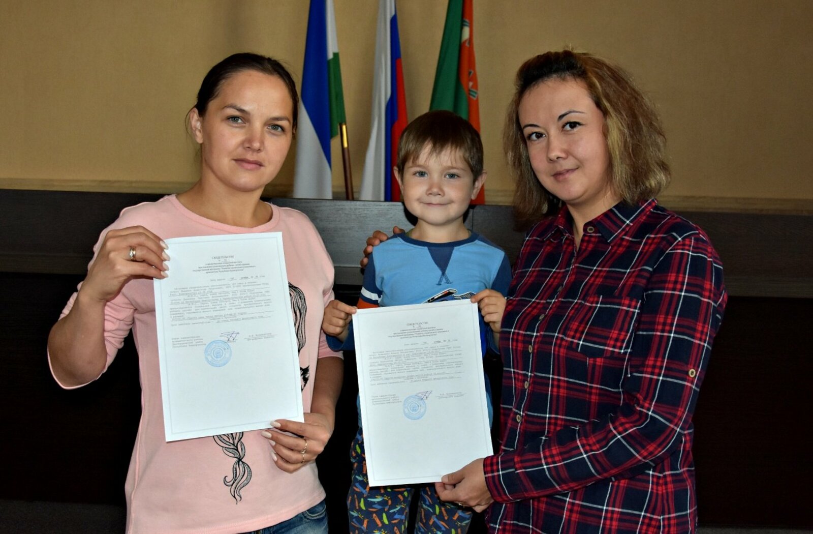 Светлана Данилова и Айгуль Исмагилова  с сыном Имилем(слева направо).