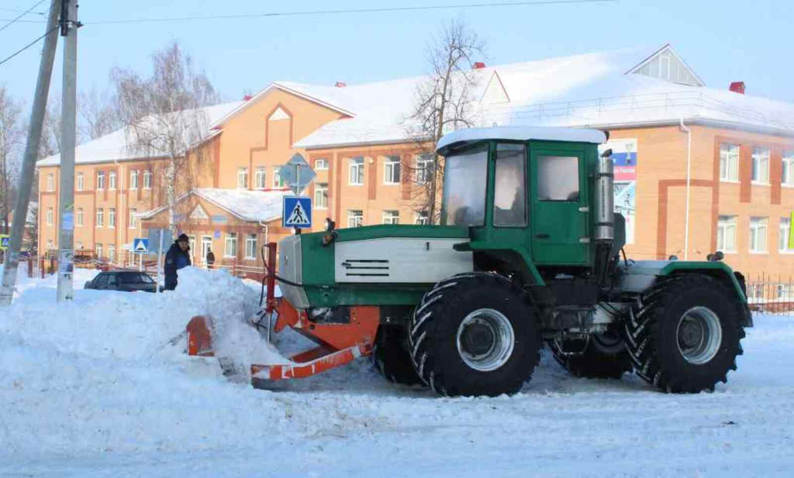 Мощный универсальный трактор ХТА-220 уже хорошо зарекомендовал себя в устранении последствий недавних снегопадов.