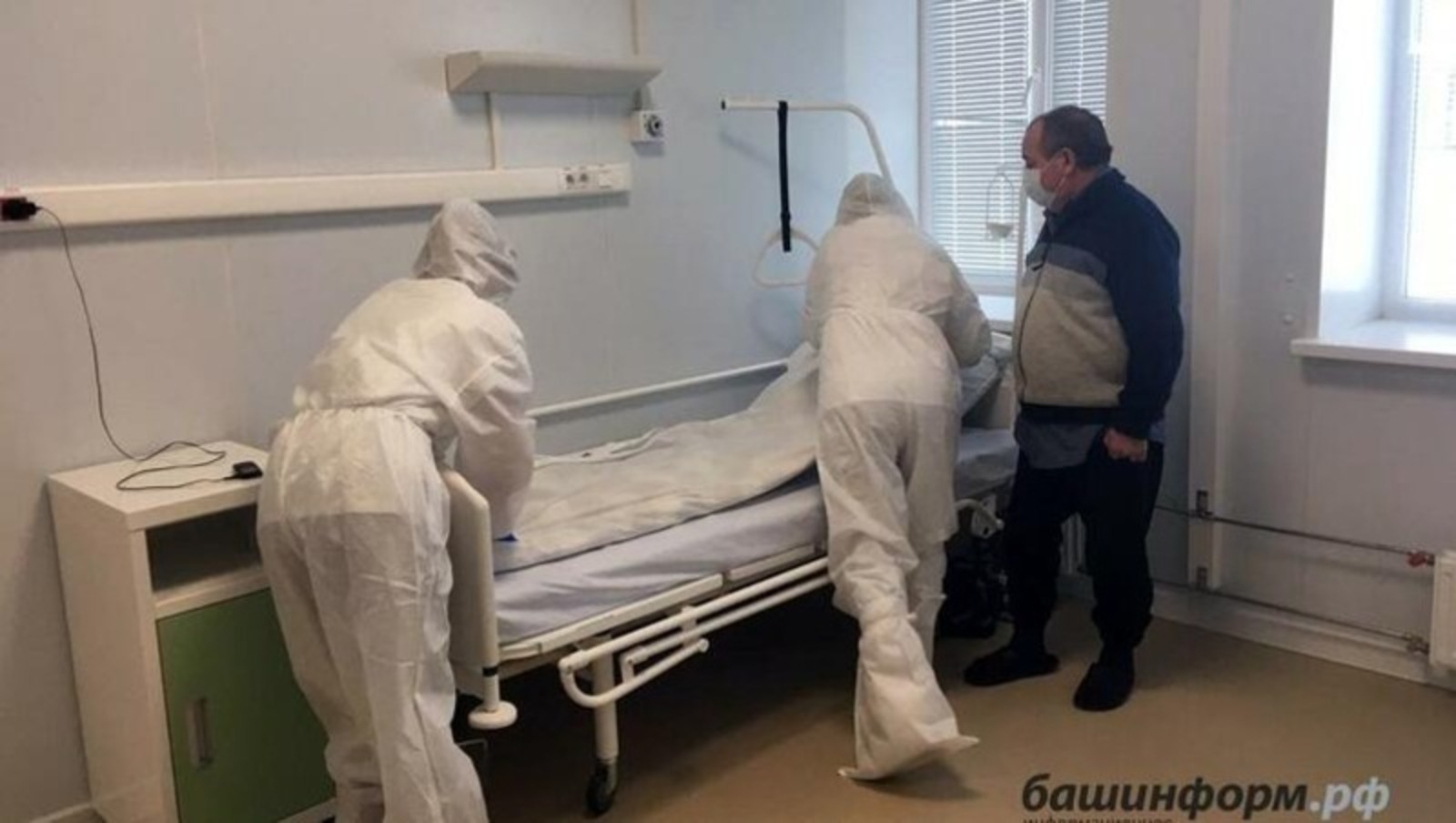 Путин яңы йыл байрамдарында ковид-госпиталдәрҙә эшләгән табиптарға икеләтә түләргә ҡушты