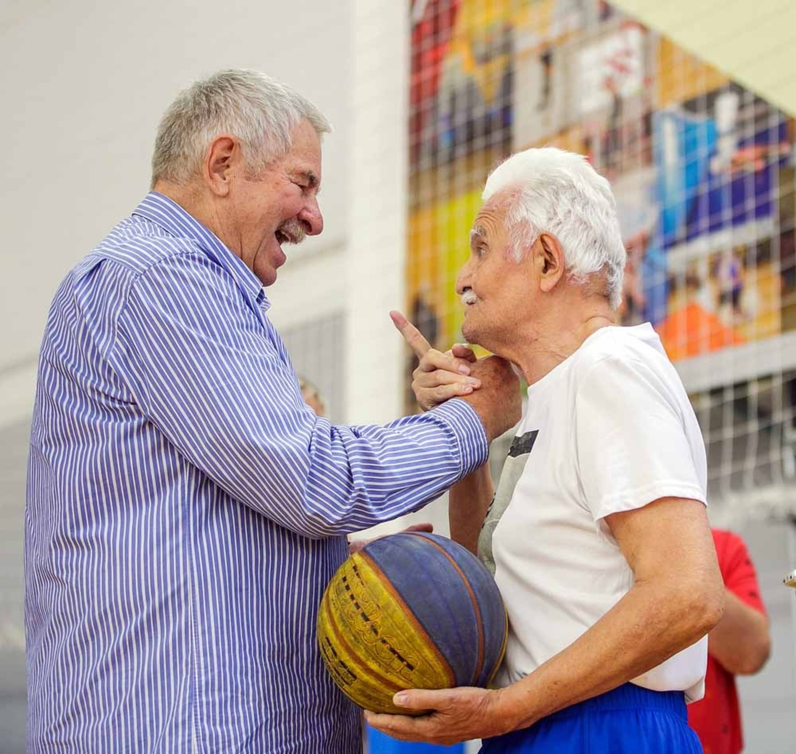 из архива Амира Валитова Ветеран башкирского баскетбола Амир Валитов с мячом, врученным ему Иваном Едешко.