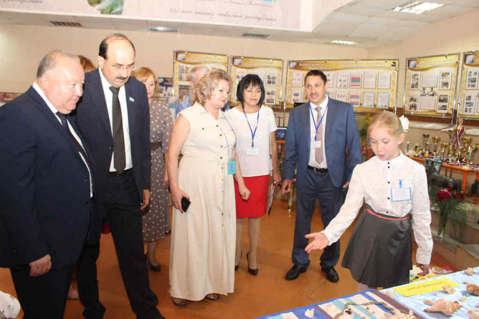 Глава района Ф. Чингизов и гости мероприятия ознакомились с тематическими выставками образовательных учреждений района.
