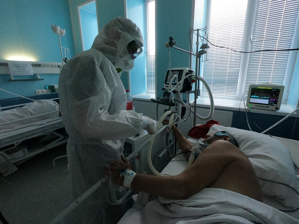 Радий Хабиров посетил «красную зону» инфекционного центра