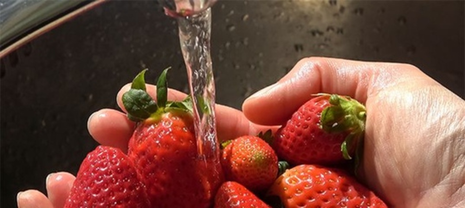 Как правильно мыть ягоды и фрукты?
