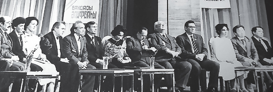 “Нефтсе” мәҙәниәт һарайында “Башҡортостан” гәзитенең 70 йыллыҡ байрамы. 1987 йыл