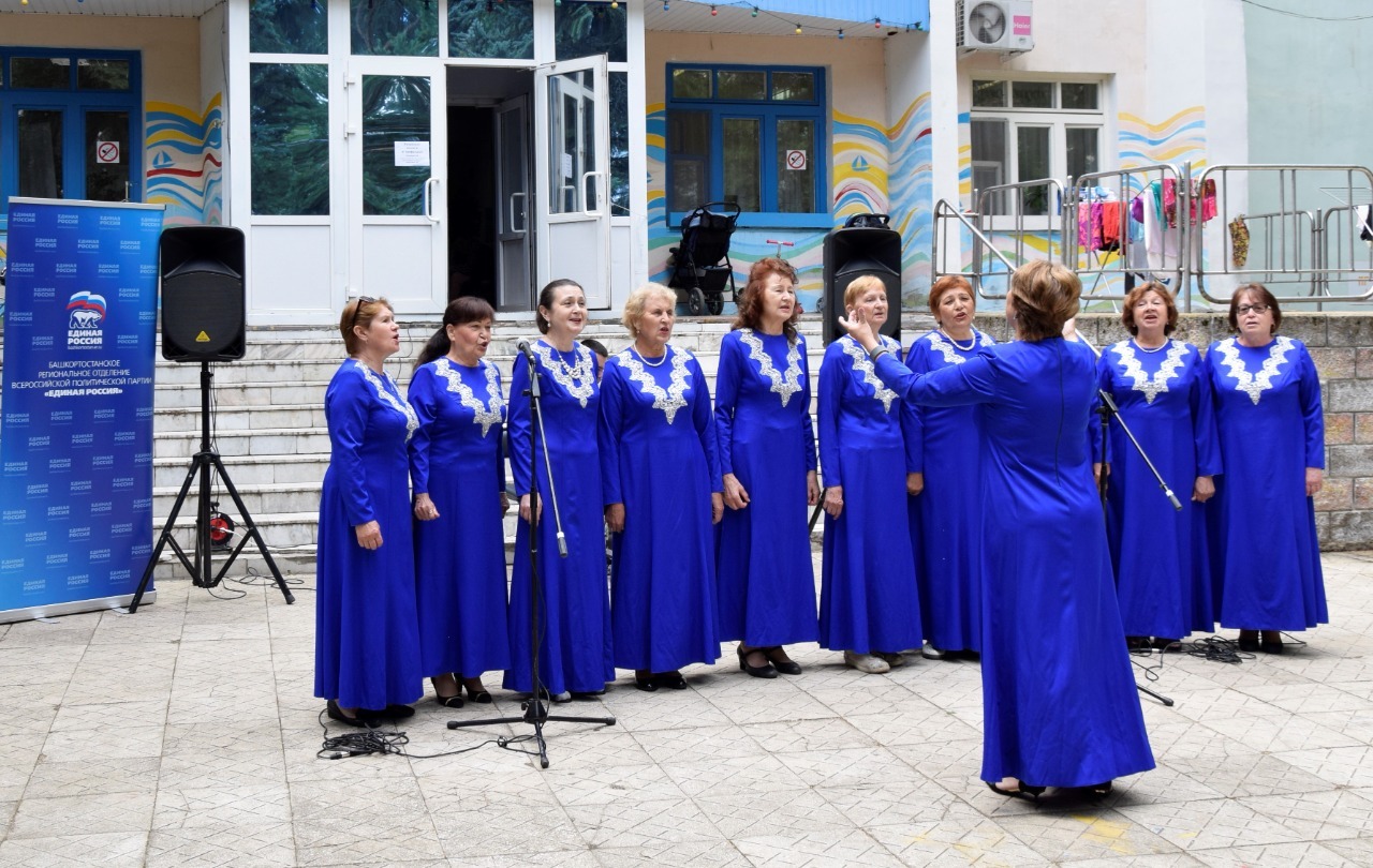 Для переселенцев из Донбасса с концертом выступили серебряные волонтеры