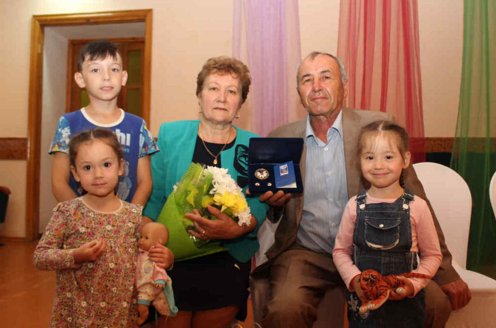 Риф Янбаевич и Земфира Рафаиловна отмечены почётной медалью «За любовь и верность».