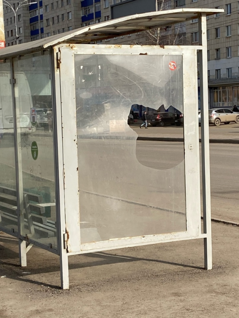 Разбитое стекло на остановке возле ТРК «Наполеон» заменили