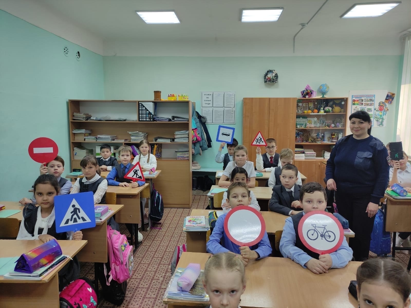 В Бирске инспектор ОГИБДД проводит профбеседы с учащимися школ
