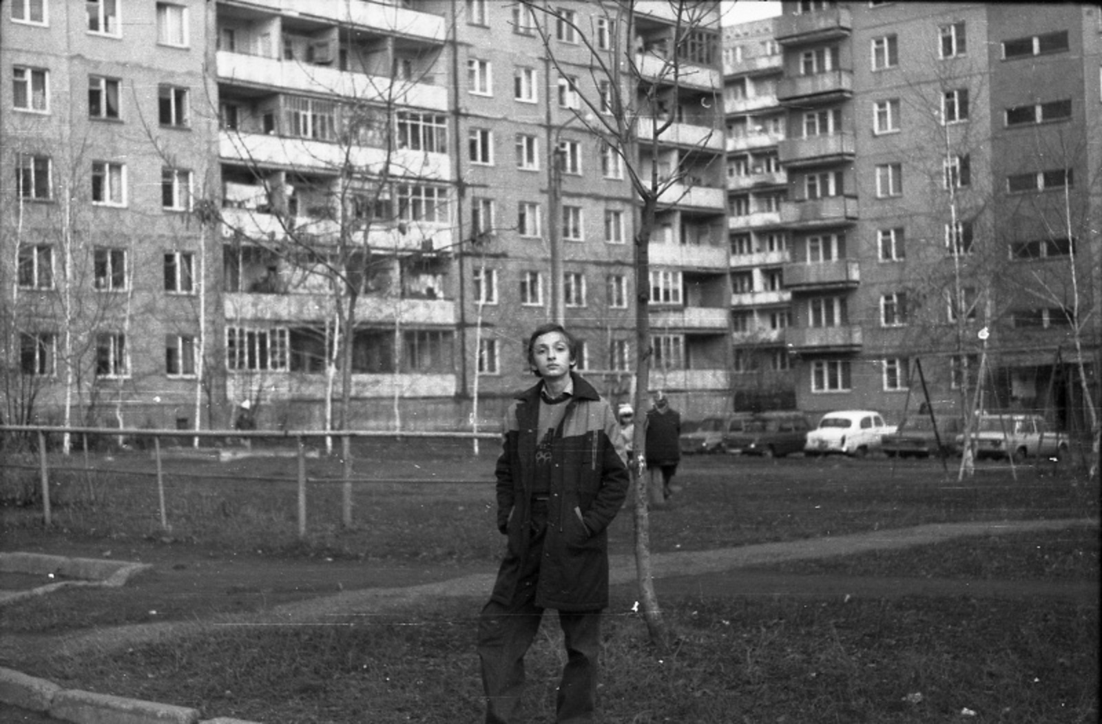 На фото автор в одном из дворов на улице Мубарякова 24 октября 1991 года. Фото из семейного архива.