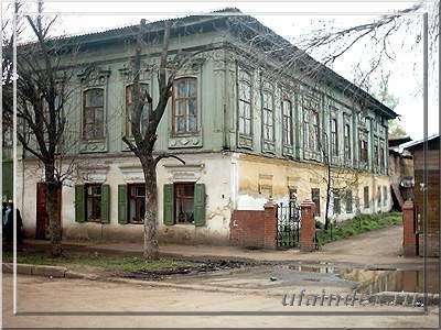 Архивное фото Дом №88 (восточный дом усадьбы Соловьёвых) в 1980-х годах