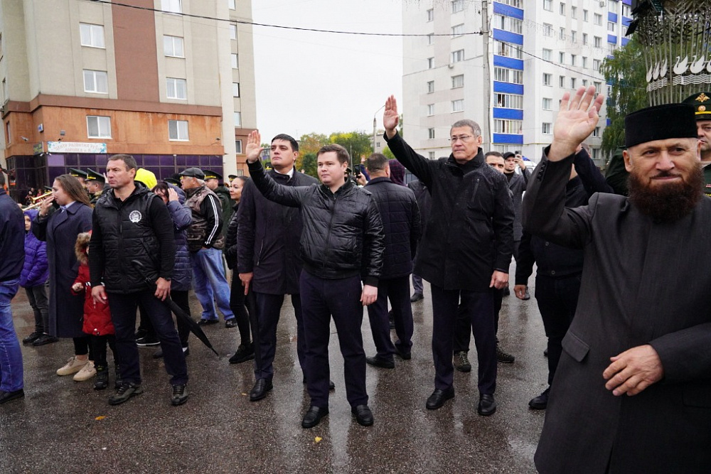 Глава Башкортостана поучаствовал в митинге по случаю отправки на службу мобилизованных жителей города и Стерлитамакского района