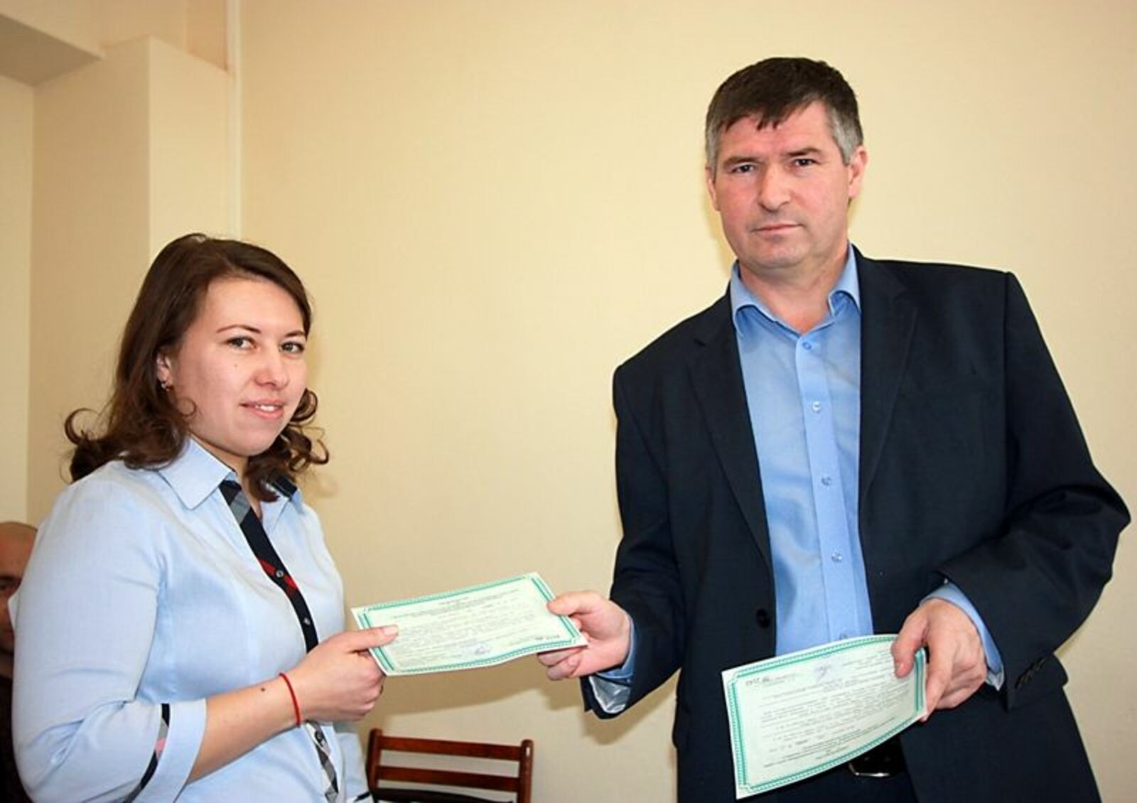 Вручение сертификата Р.И. Антоновой.