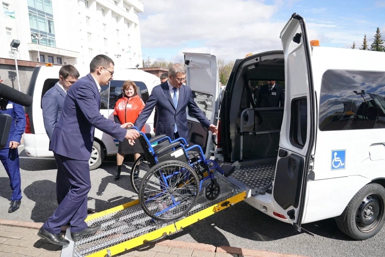 Иглинская больница получила новый автомобиль для транспортировки маломобильных пациентов