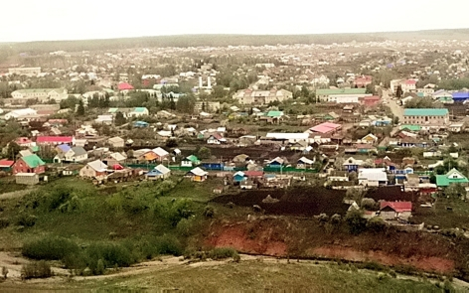 От «могилы Ермака» открывается потрясающая панорама. Киргиз-Мияки видно как на ладони.
