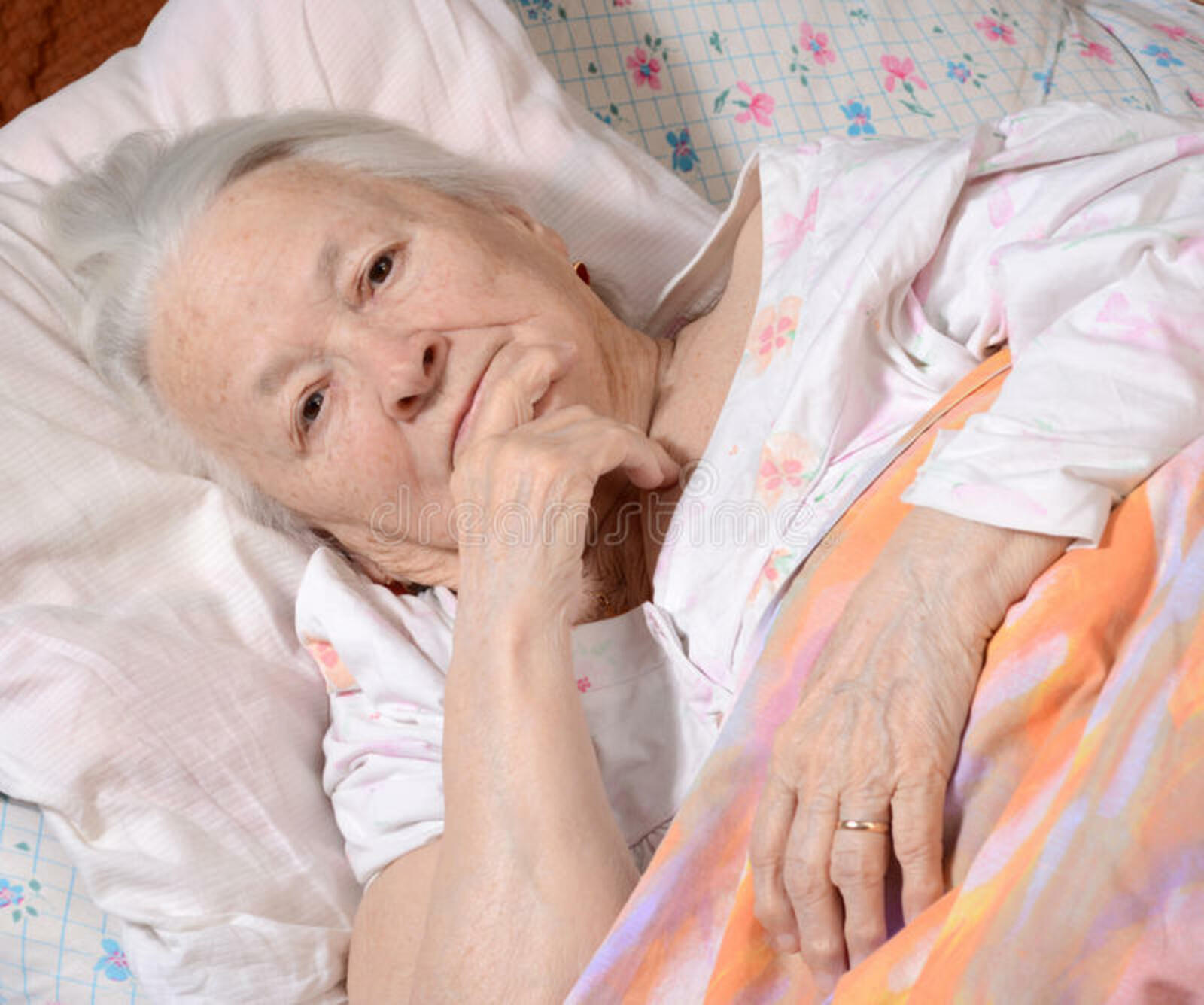 Лида помогает родителям ухаживать за больной бабушкой. Пожилая больная женщина.