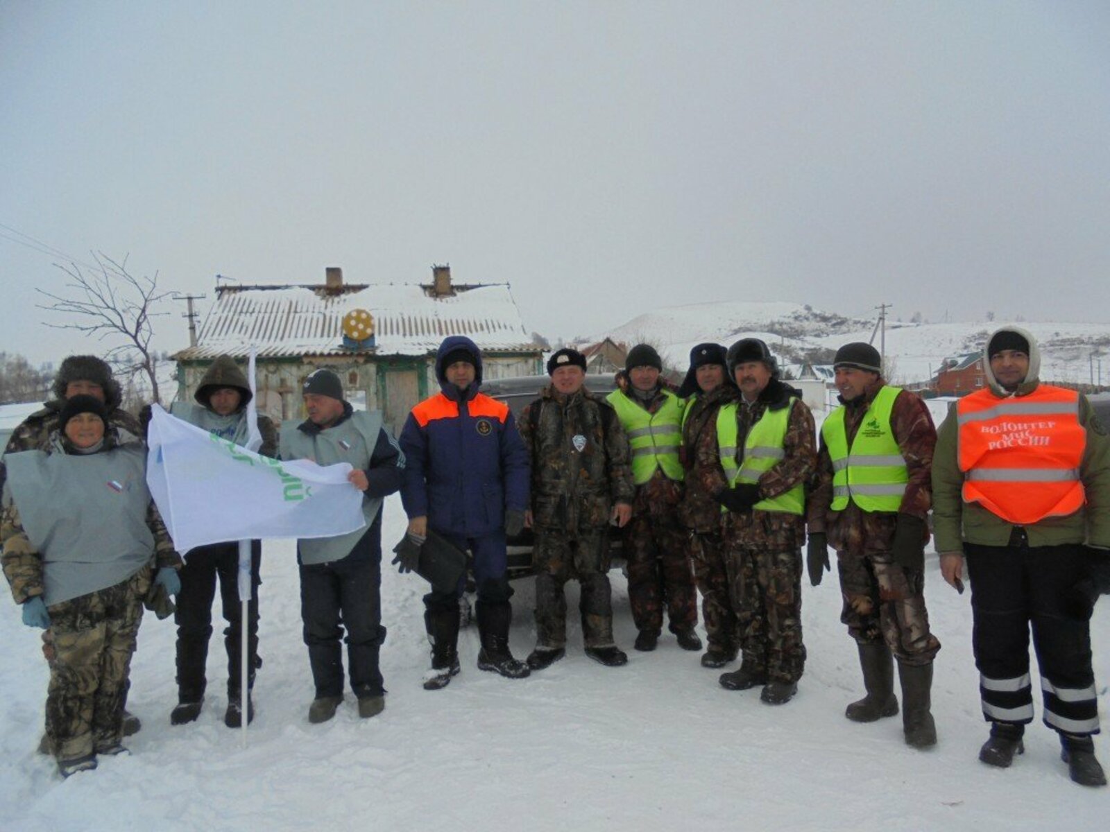Участники акции «Чистый лед»  на озере Аслыкуль.