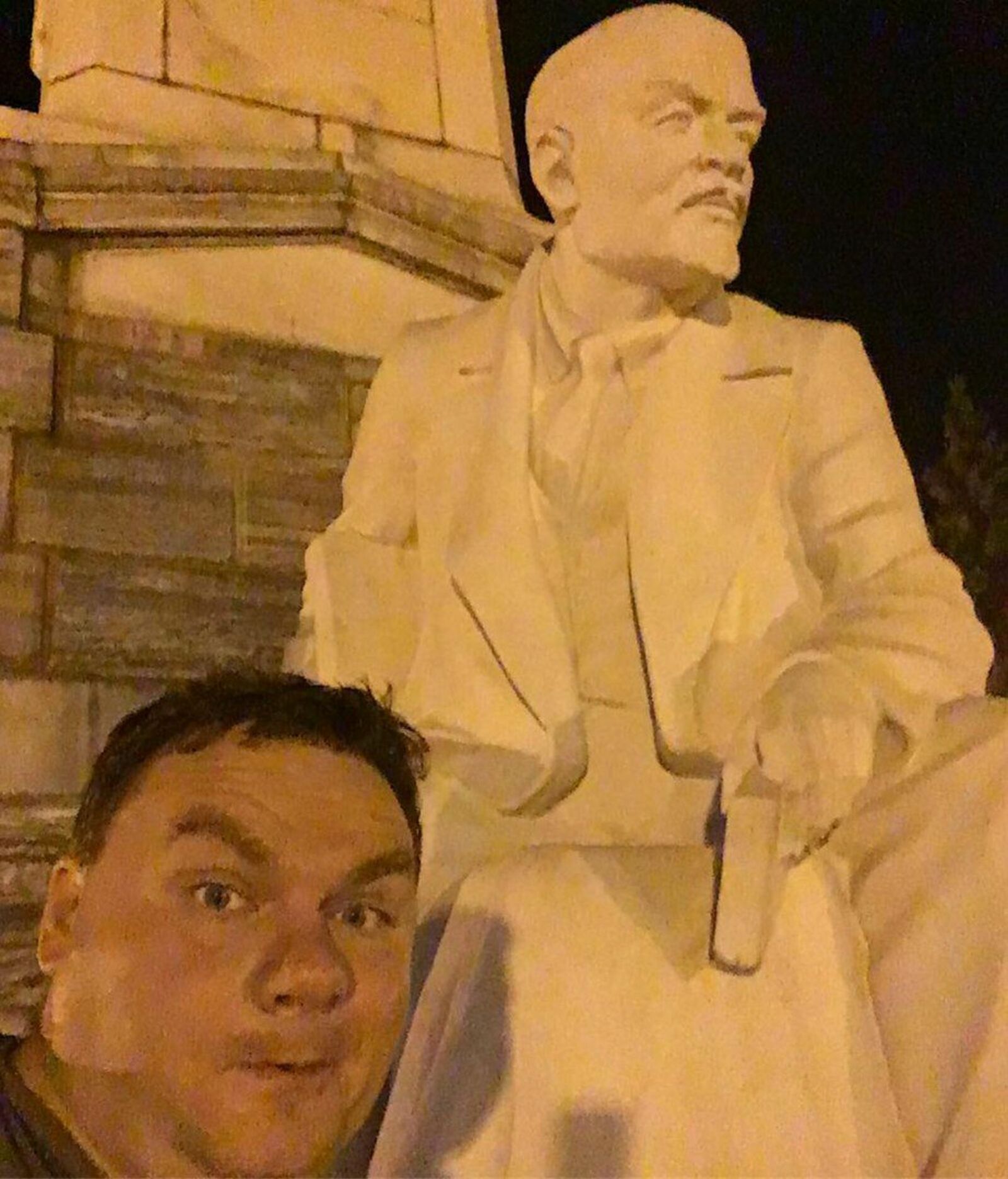 Александр Плющев сфотографировался в Уфе рядом с памятником Ленину