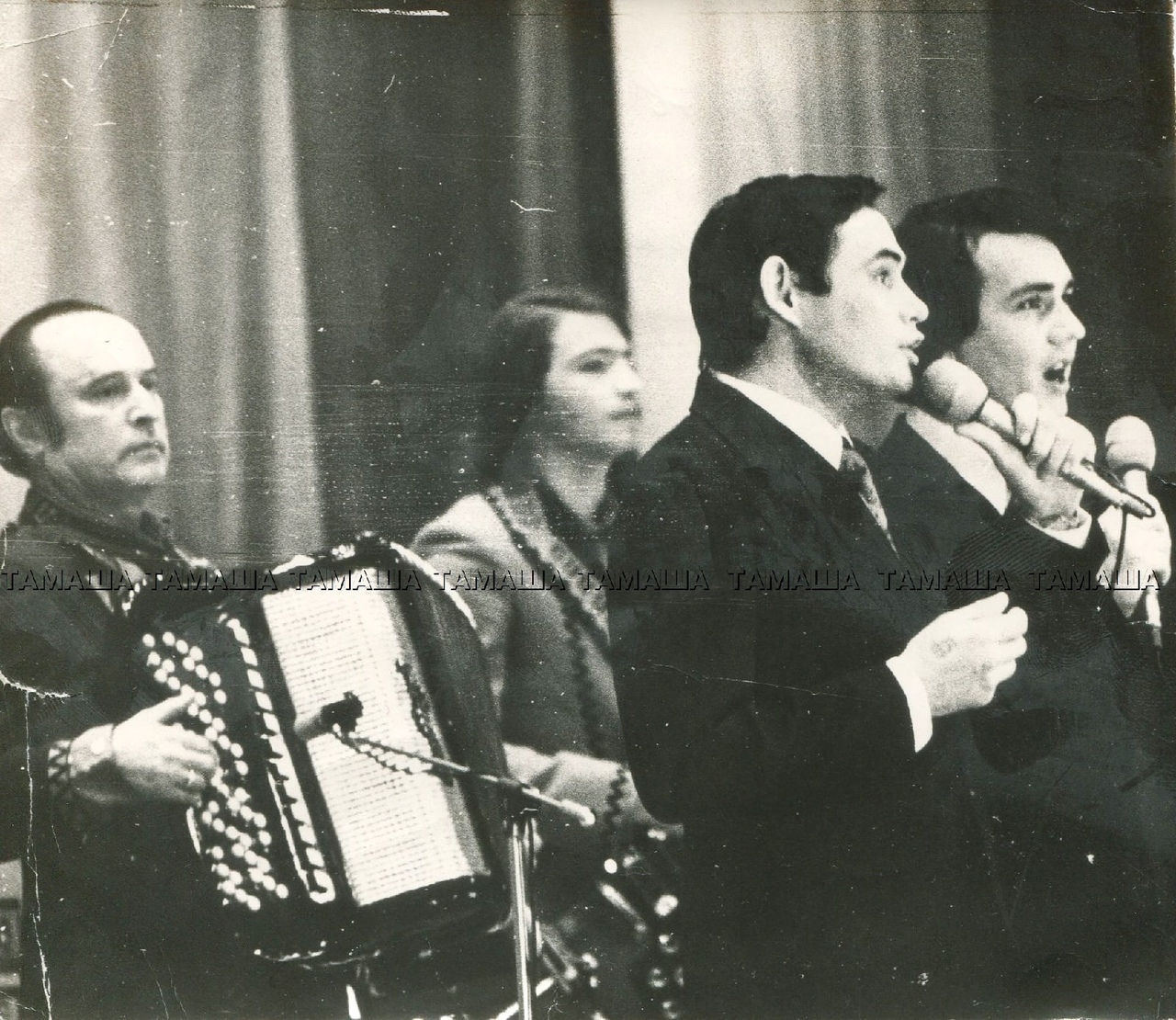 Венер Килмөхәмәтов менән Вәкил Мурзин "Көҙгө моңдар" йырын башҡара. Октябрь, 1980 йыл.