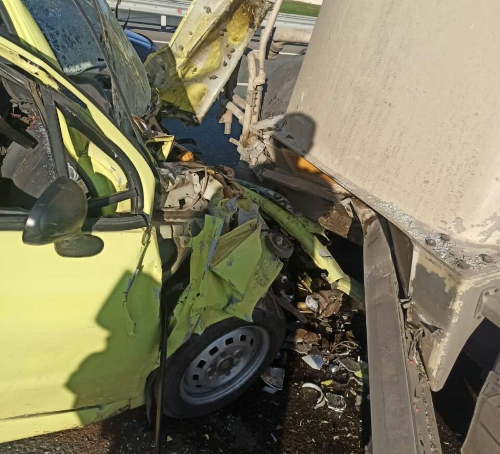 В Башкирии легковушку расплющило от столкновения с грузовиком