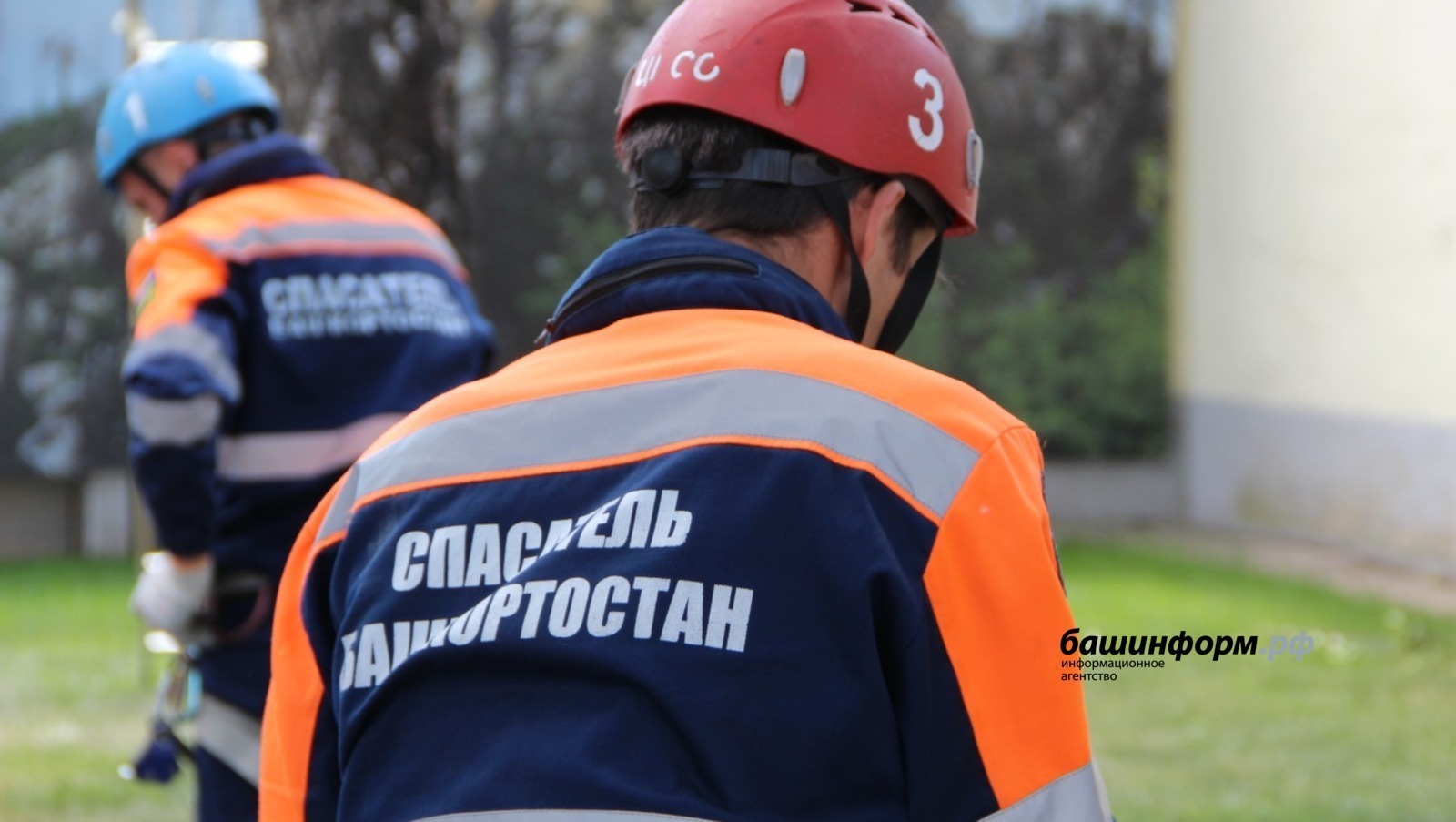 В Башкирии семья застряла на своем автомобиле в болоте