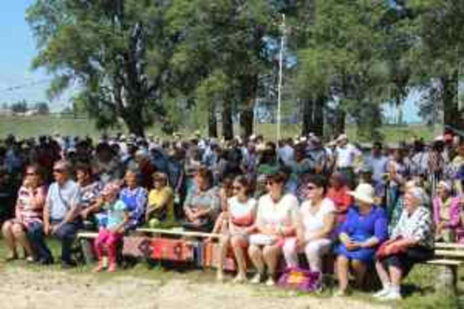 На поляне «Топкуль» собрались местные жители, выходцы из села и гости события.