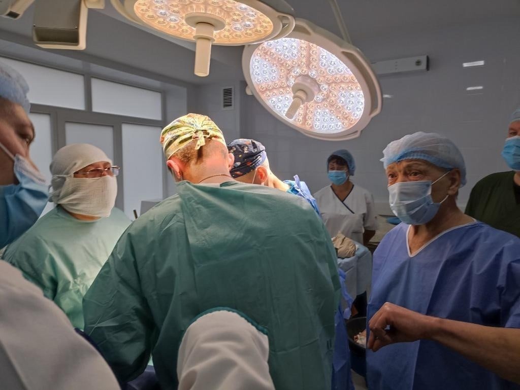 Известный в Башкирии врач оперирует в одной из больниц Донбасса