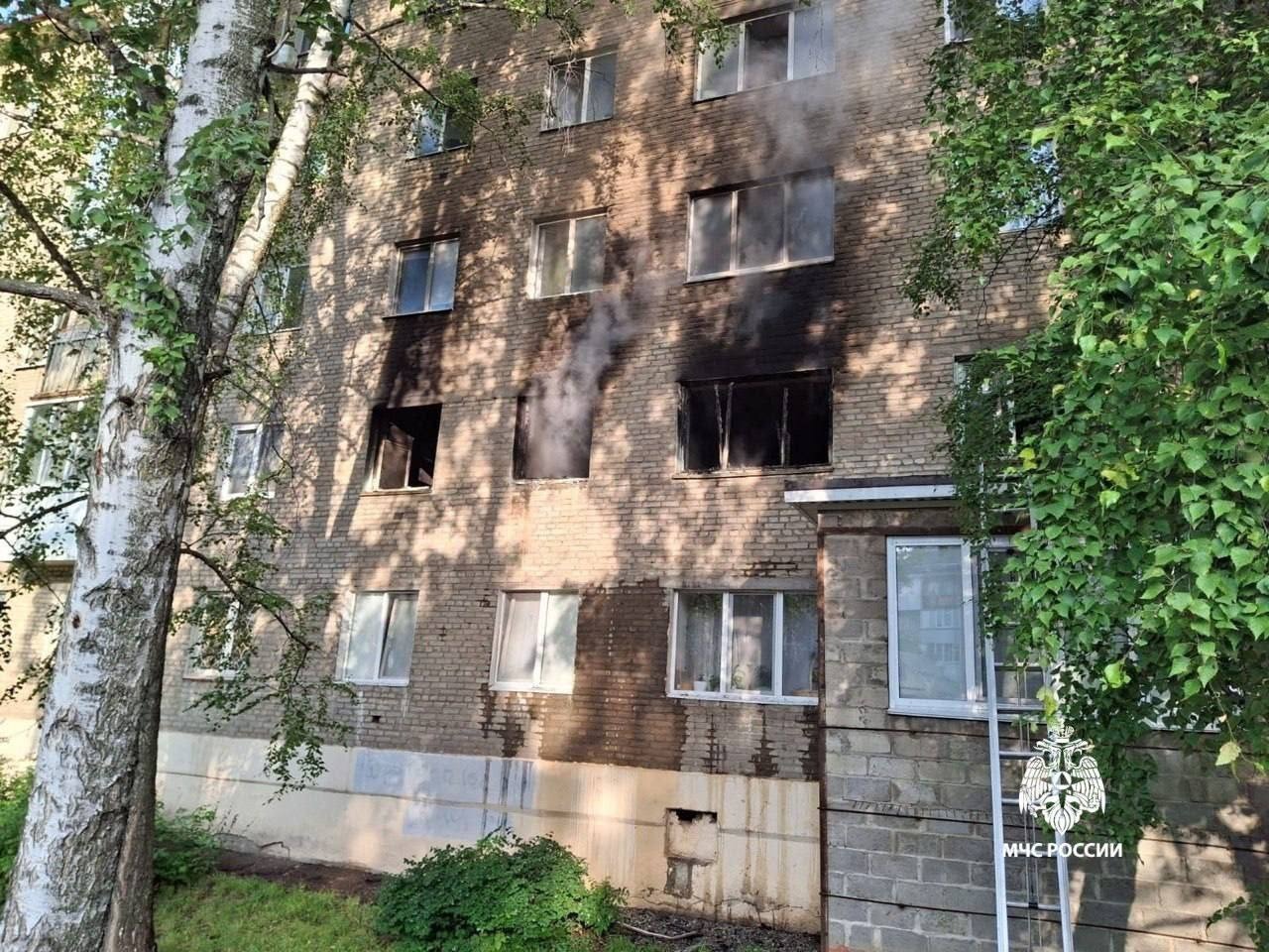 В Уфе загорелась пятиэтажка на улице Достоевского