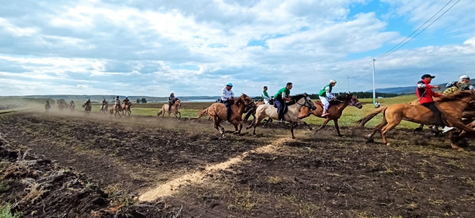 На специальном поле, где проходит фестиваль башкирской лошади, начались финальная игра "Ылак" и скачки