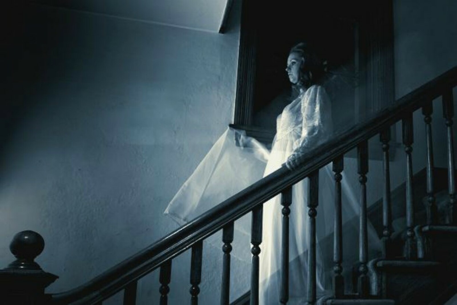 Призраки в качестве 720. Дом с привидениями. Призрак женщины. Фотосессия призрак.