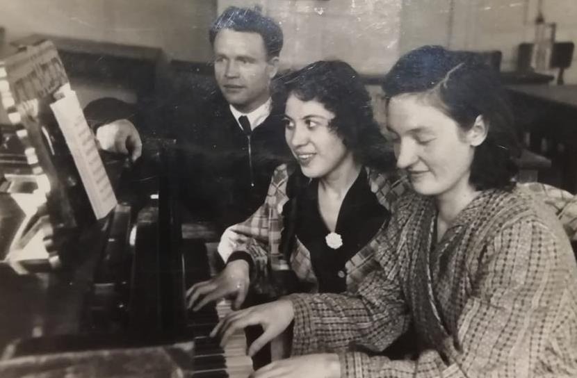 из личного архива  Мама артиста Нина Павловна Овчинникова