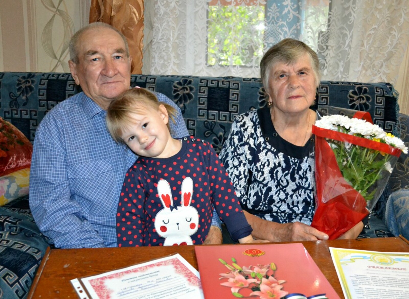 Супруги Гавриловы в день «бриллиантового юбилея»  с правнучкой Виталиной.