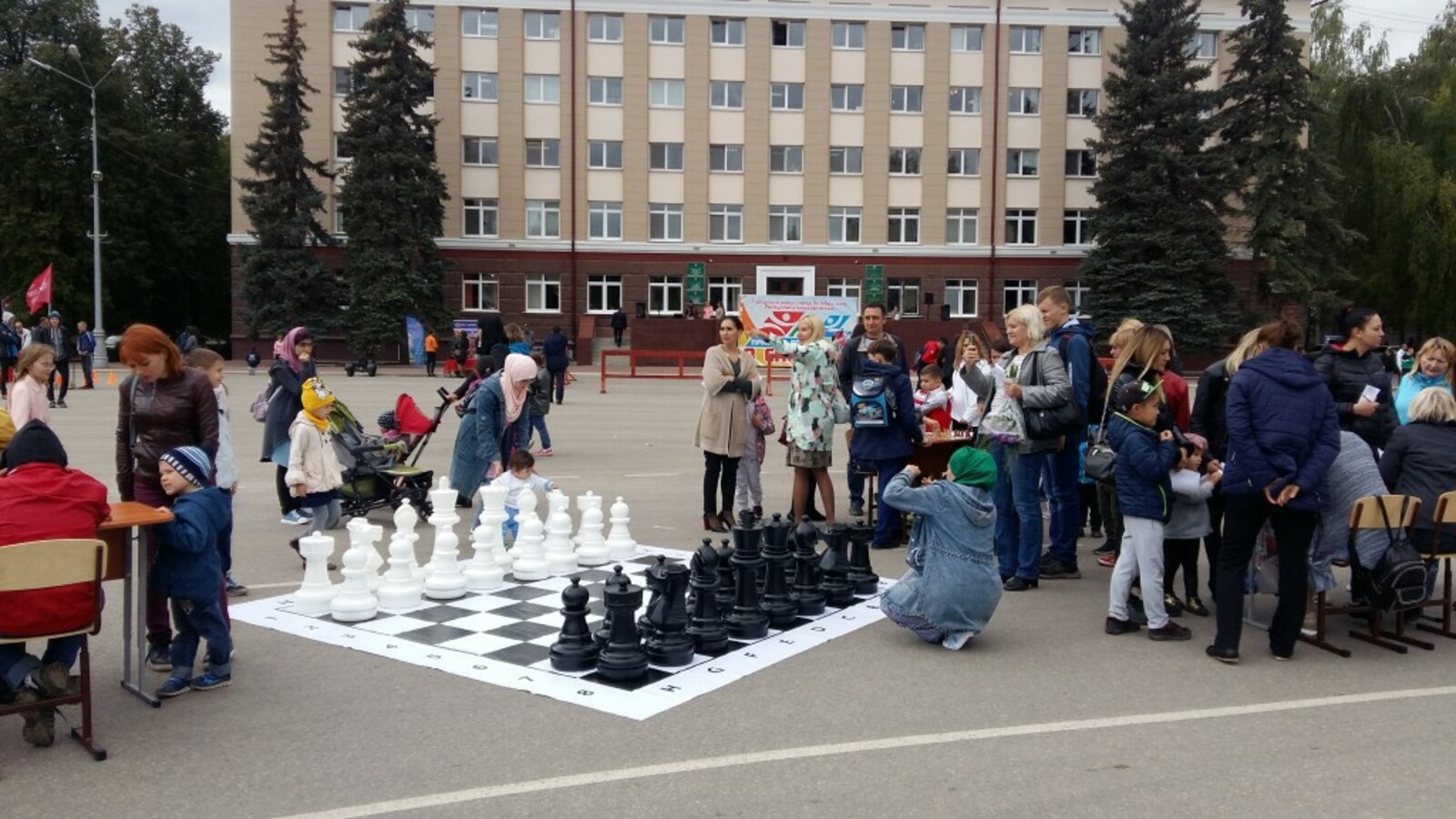 На площадке спортивной школы № 2 объемные шахматы, которые город приобрел ей, привлекали и детей, и их родителей