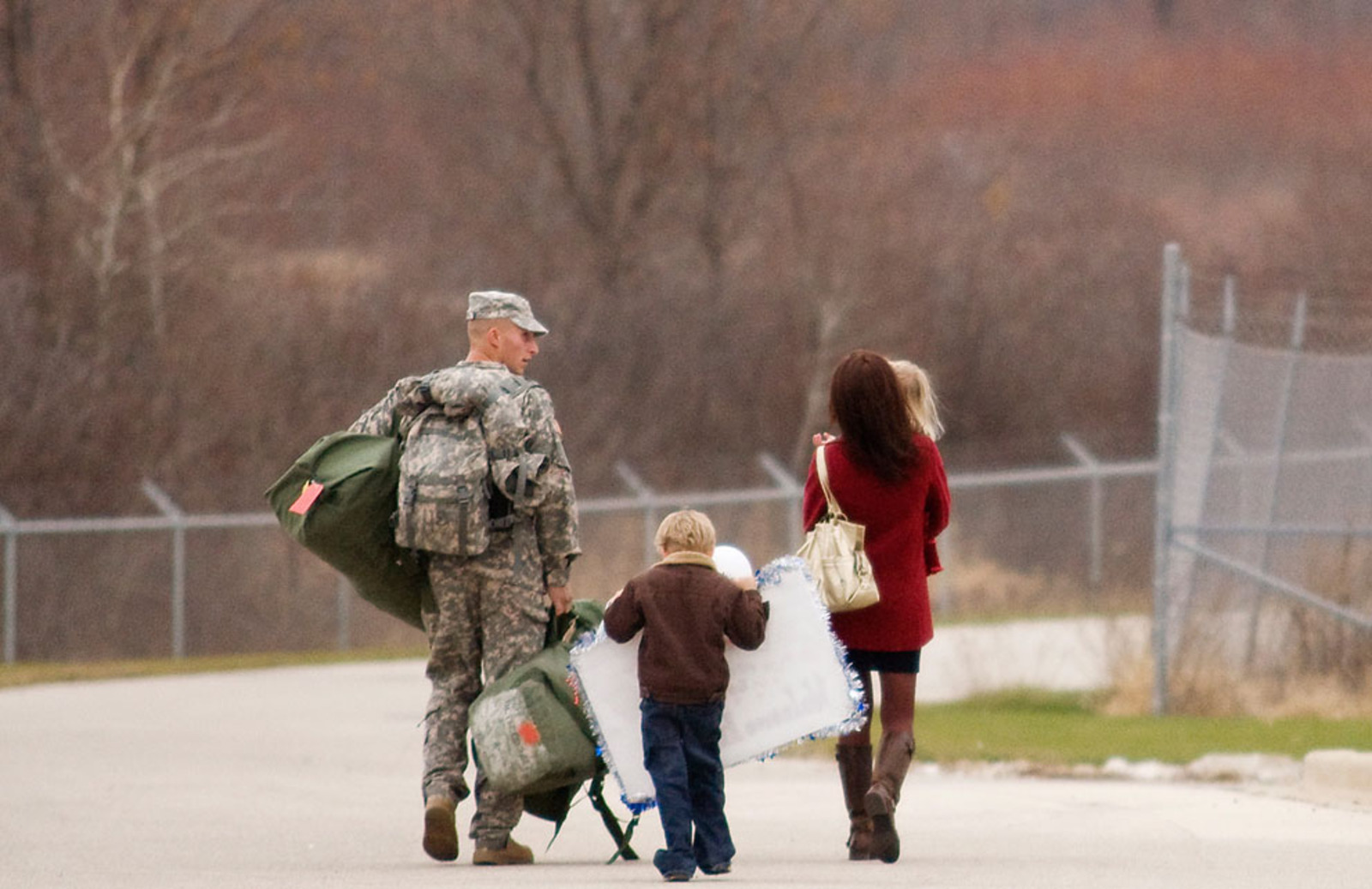 Папа сегодня домой. Семья военного. Солдат с семьей. Военный с ребенком. Солдат с ребенком.