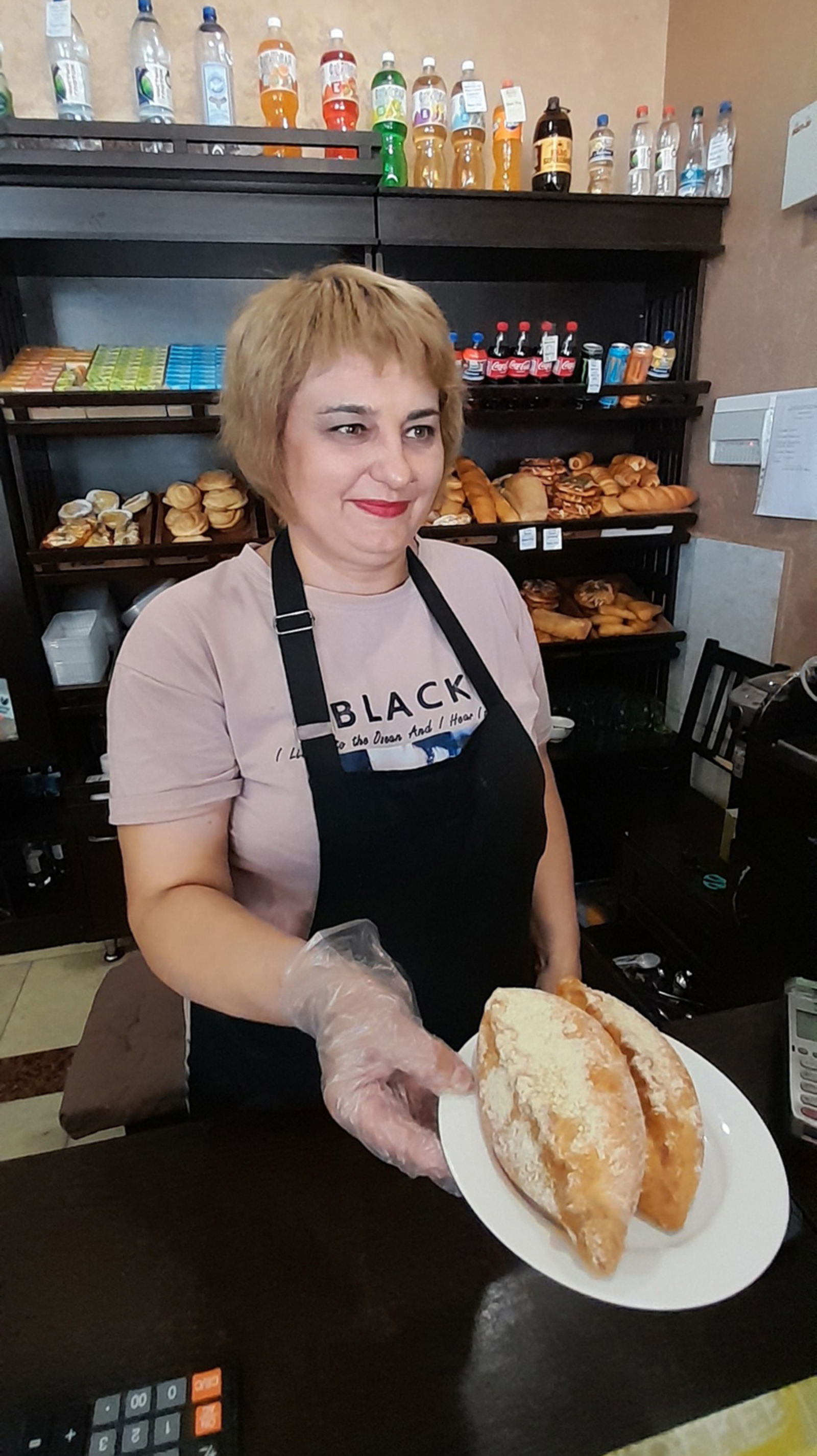 Ловкая и приветливая Ирина Пономарёва сегодня работает в кафе «Листопад», восемь лет верна той работе, которую получила по приезде в Кумертау из Донбасса.