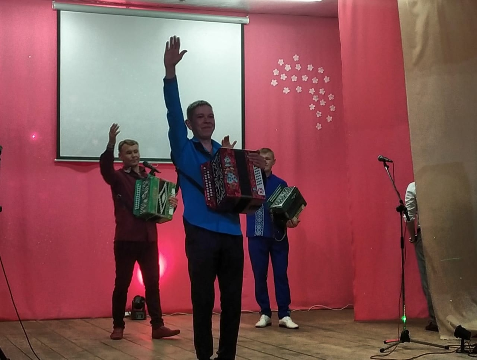 В сельском клубе деревни Магашлы-Алмантаево состоялся марийский концерт «Кушталте, йолташем»