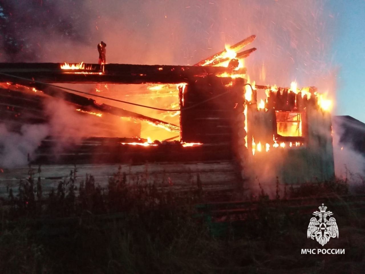 В Башкирии двое подростков успели покинуть горящий дом, женщина погибла