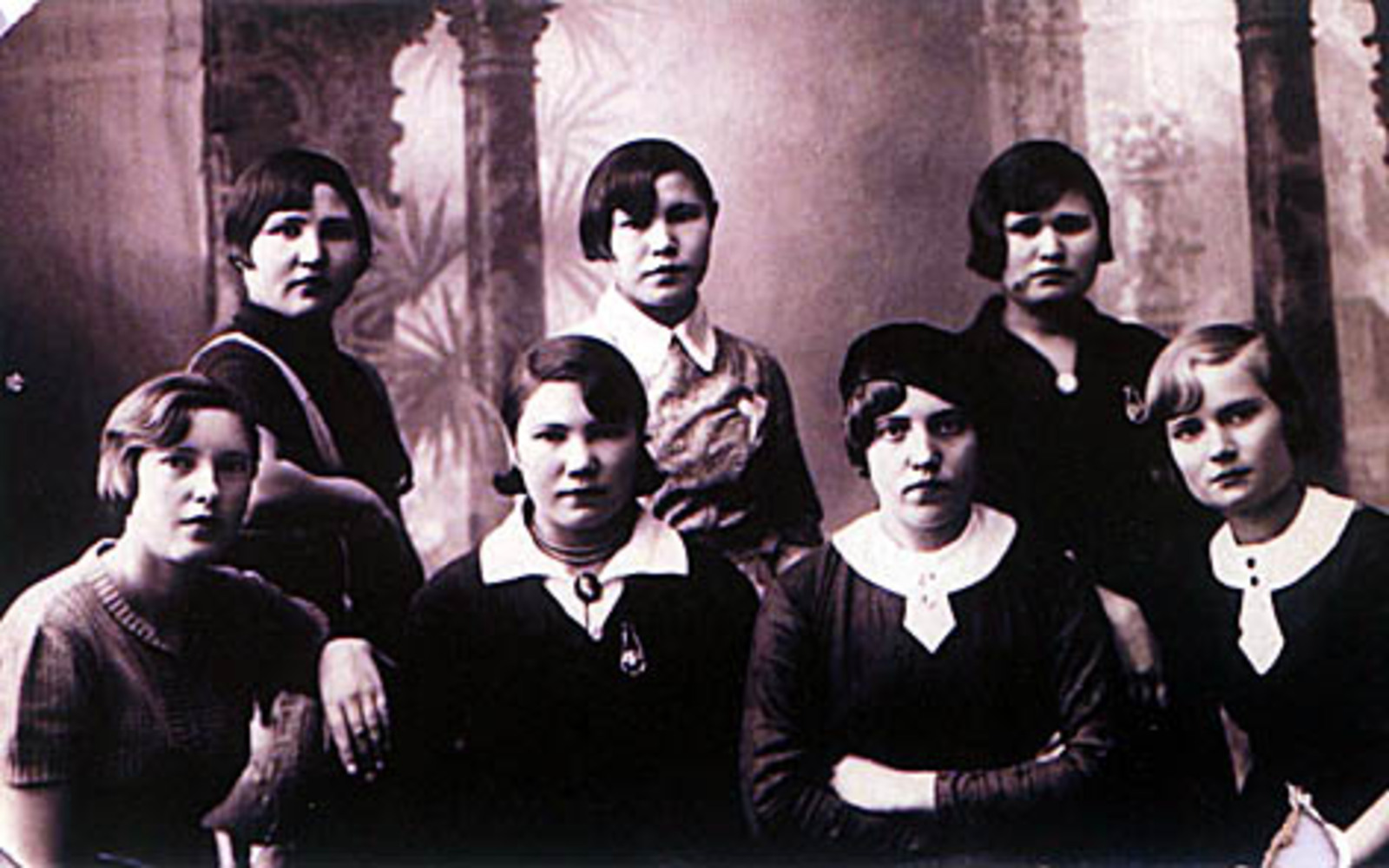 Роза Ганеева (Юмагужина) со своими сокурсницами по техникуму (в верхнем ряду, в середине). 1937 г.