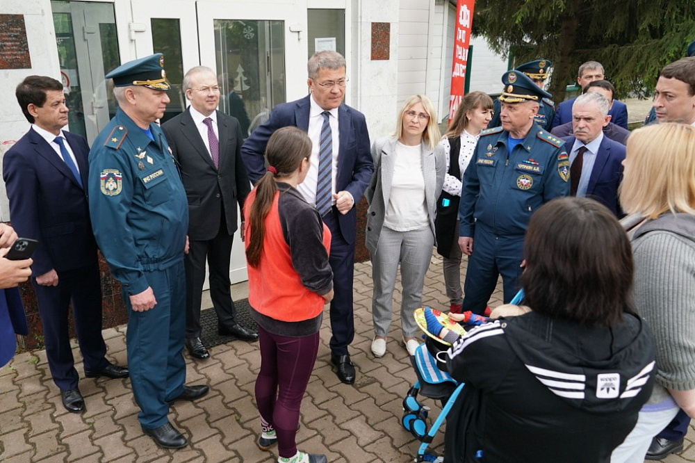 Заместитель министра России по ЧС и глава Башкирии посетили лагерь беженцев под Уфой