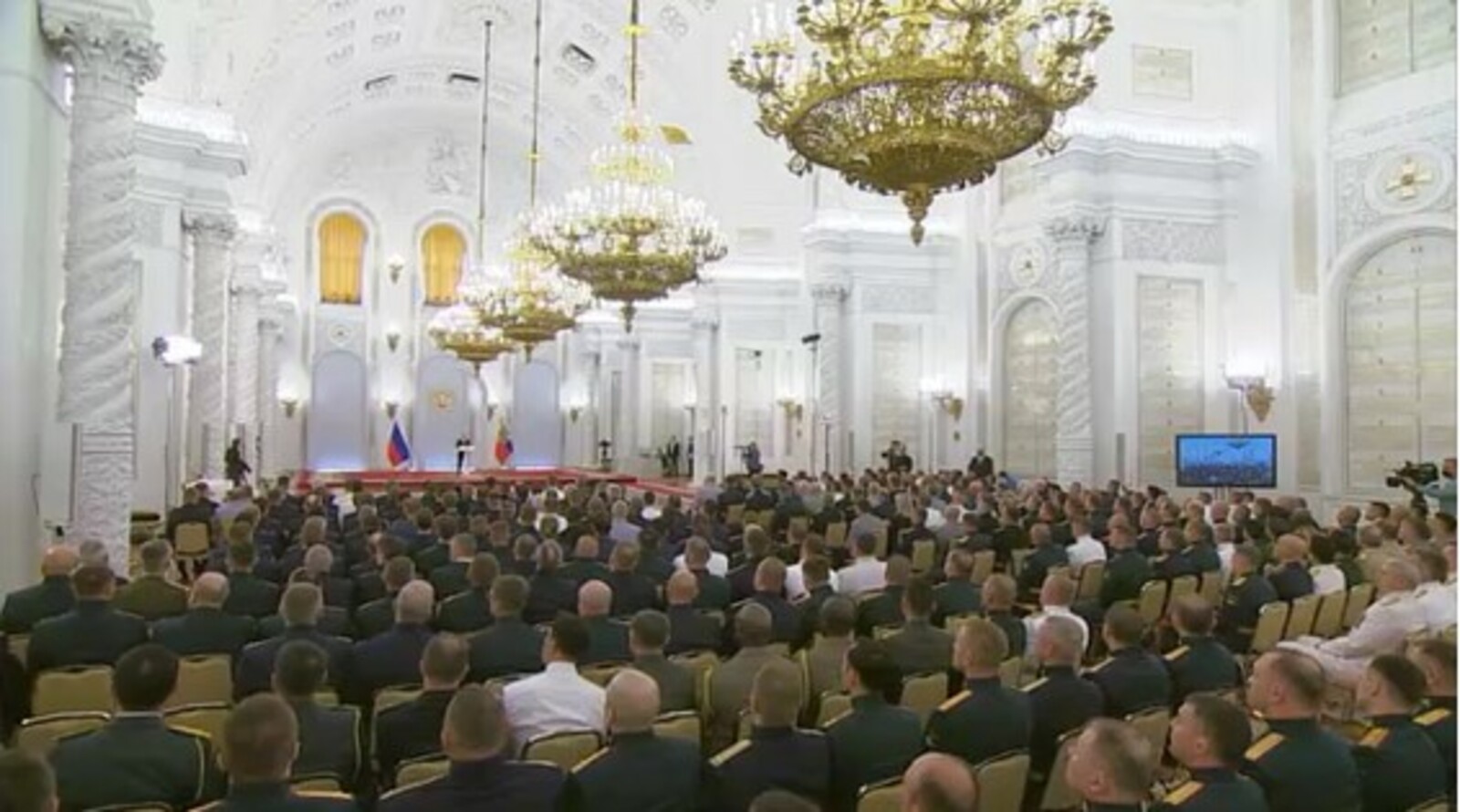 Владимир Путин встретился с выпускниками военных вузов