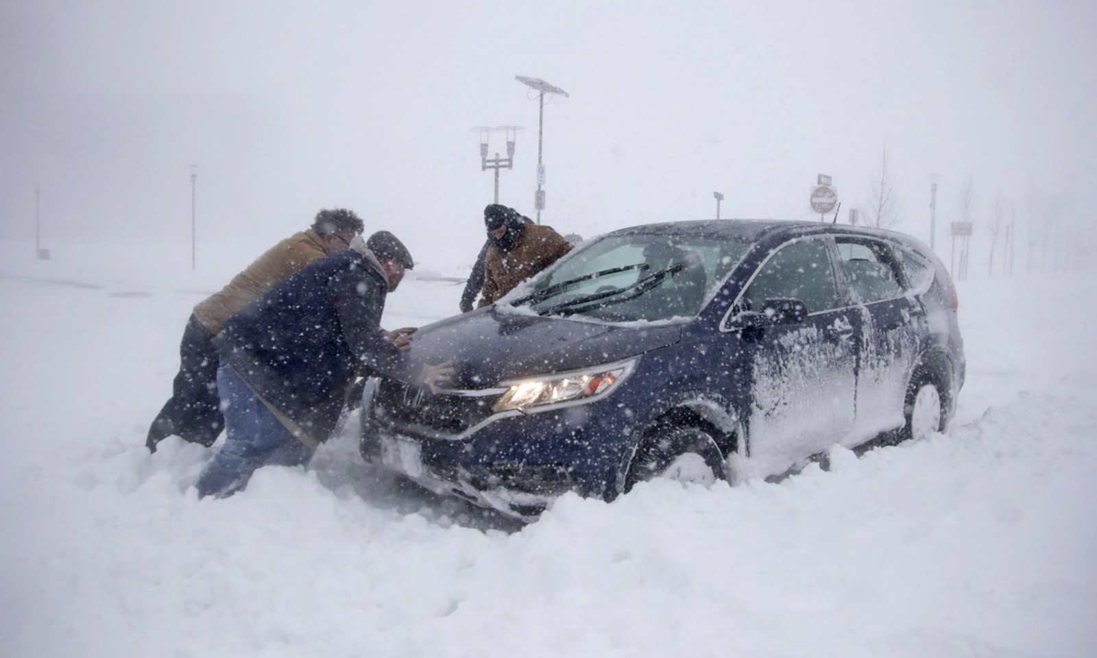 Сразу в нескольких районах Башкирии спасатели освободили из снежного плена водителей и пассажиров легковушек