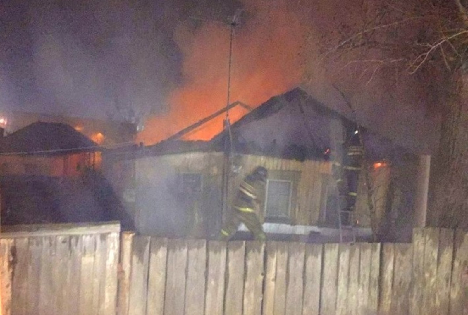 Житель Уфы погиб при пожаре в деревянном доме