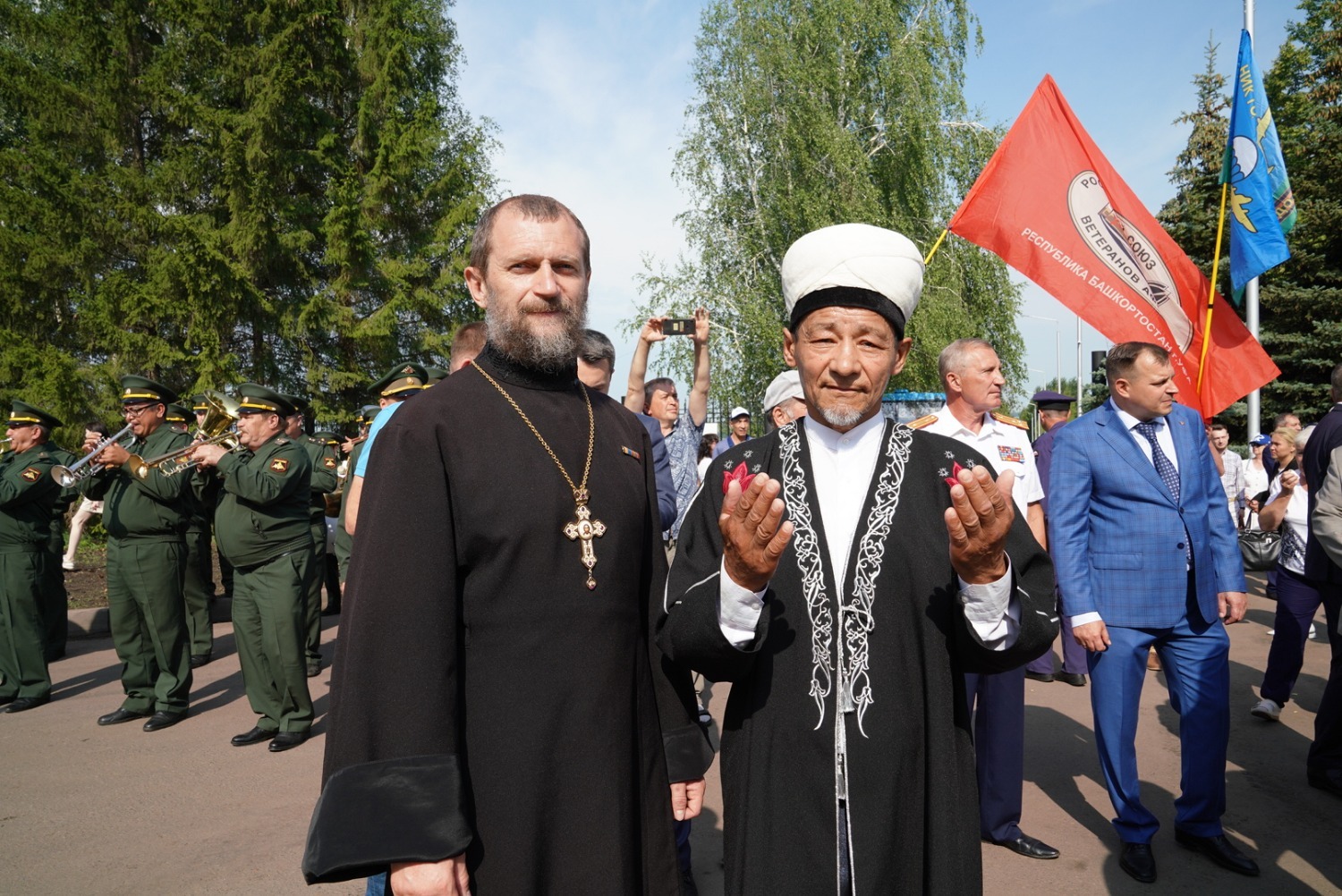 Олег Яровиков  Отец Виктор и имам Хамза.