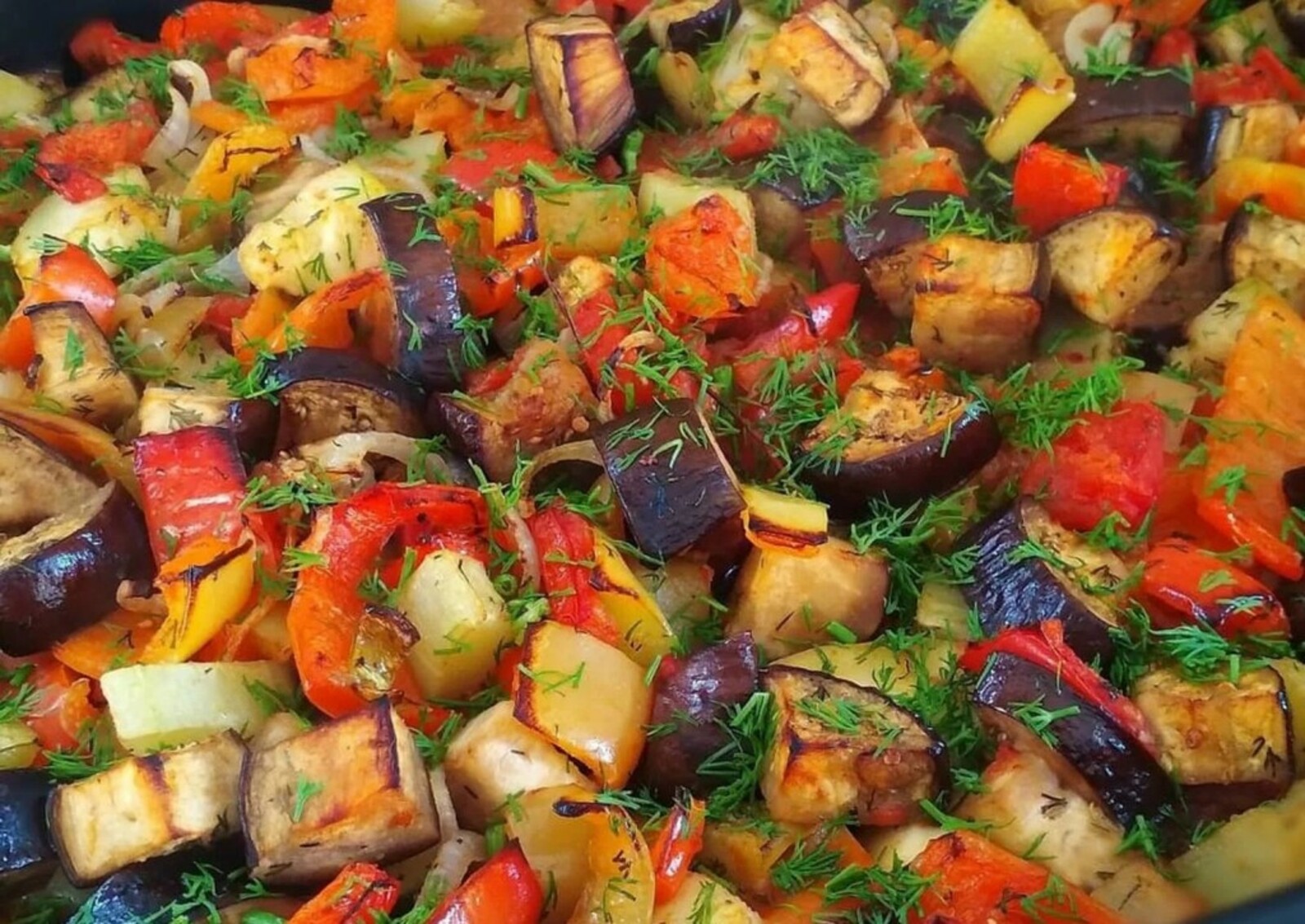Кабачки баклажаны картошка рецепты. Рагу и баклажанов и цукини. Овощи в духовке. Печёные овощи в духовке. Вкусные овощи в духовке.
