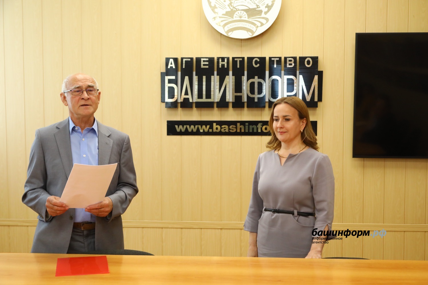 Валерий Шахов  Рамзия Каримова с литературным редактором «Башинформа» Аликом Шакировым на вручении диплома «Ярзам»